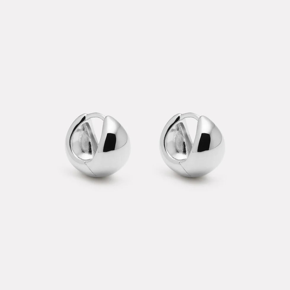 La Muse Silver Huggie Earring