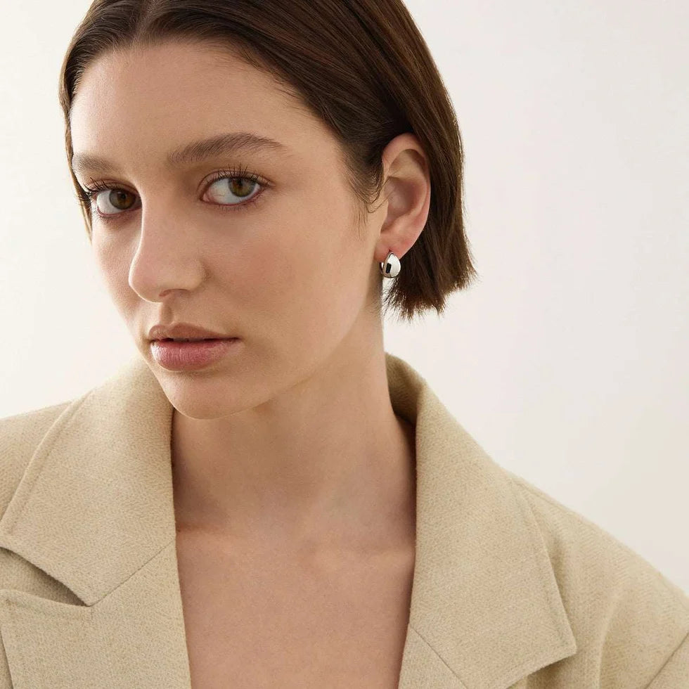 La Muse Silver Huggie Earring