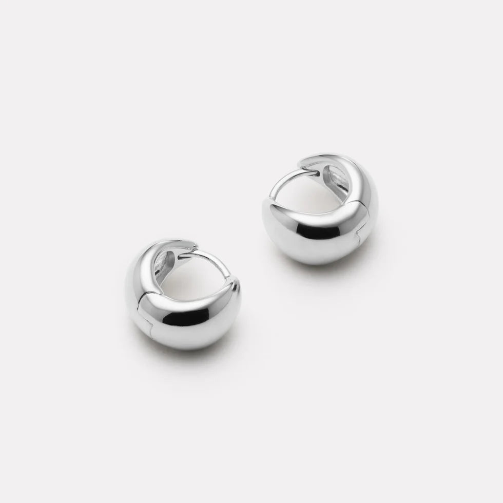 La Muse Silver Huggie Earring