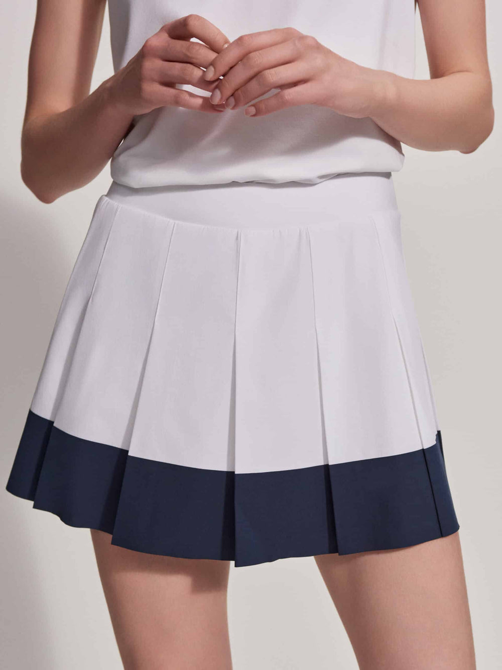 Var02002 Chase Mid Rise Skort White Blue Nights 198