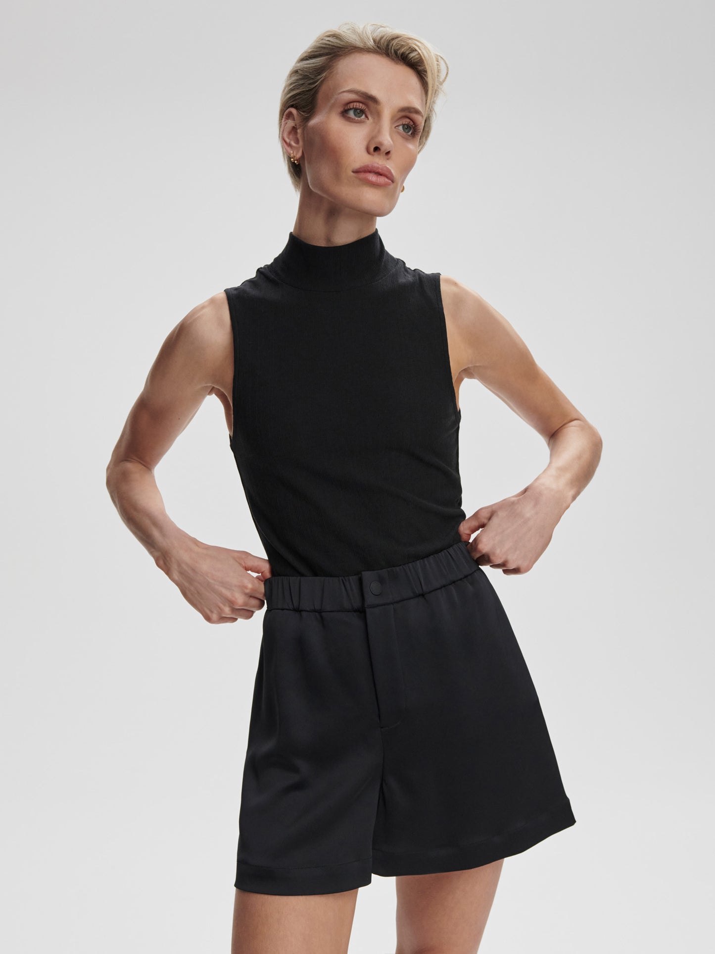 Sarka High-Rise Short 4" - Black