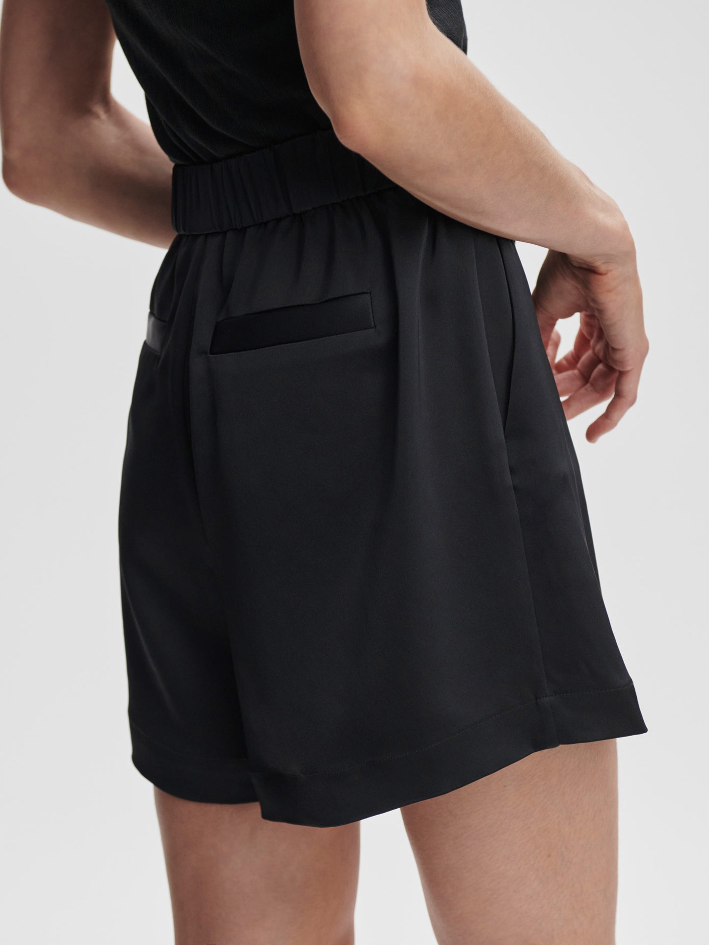 Sarka High-Rise Short 4" - Black