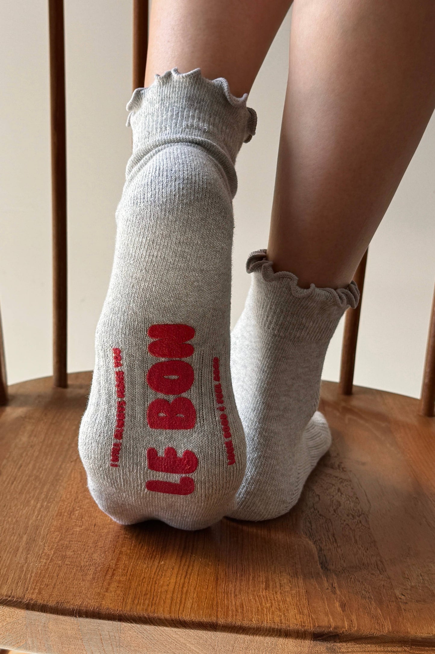 Ruffled Hugger Crew Socks - Grey/Red
